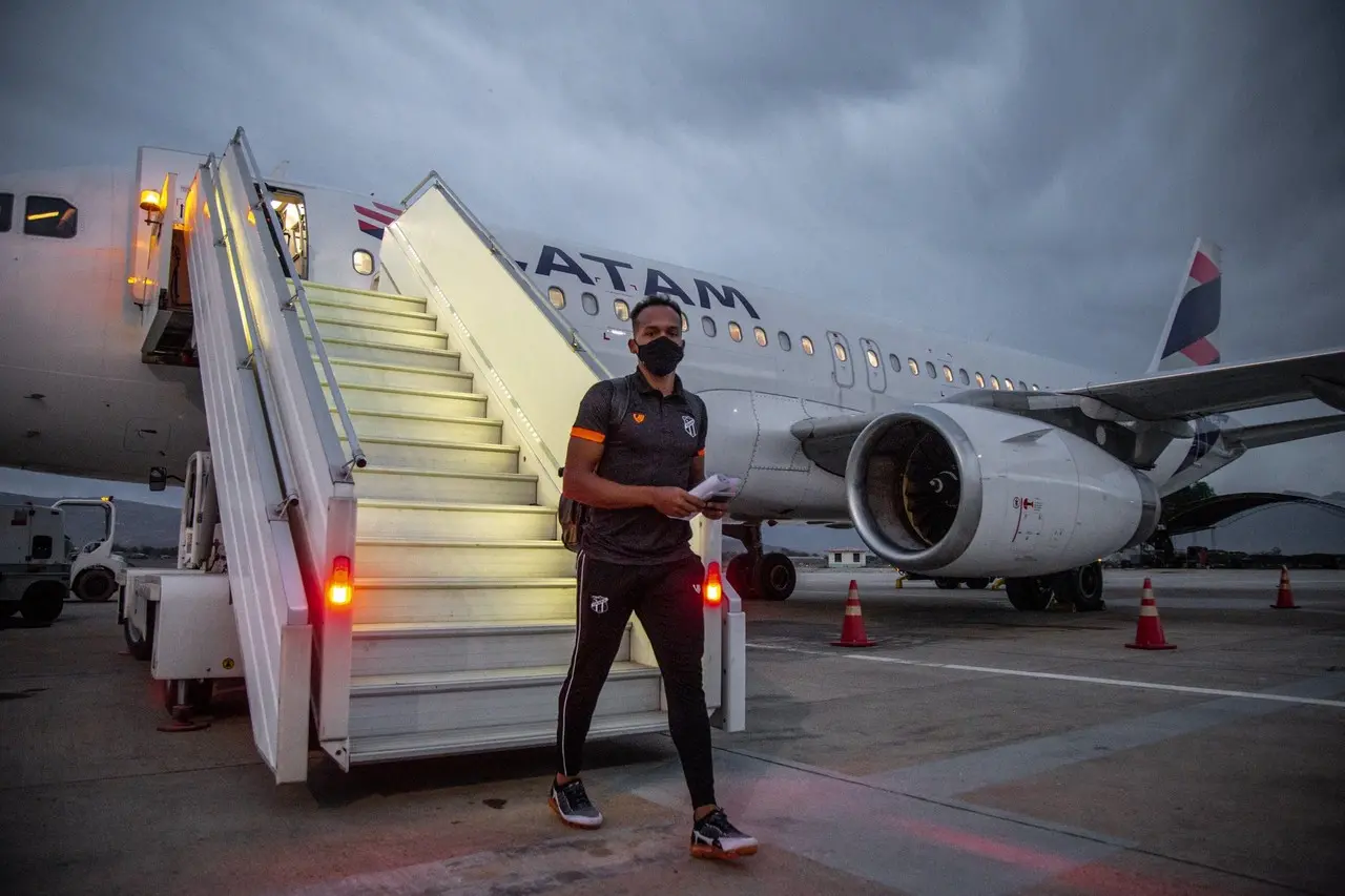Bruno Pacheco caminha na frente de avião do Ceará