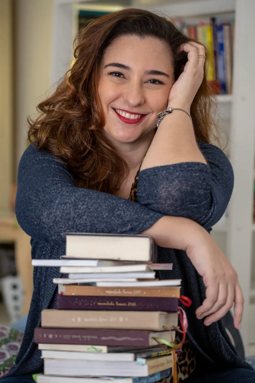 Nara tem um projeto de clube de leitura para estudantes e profissionais de psicologia, que tem como objetivo fomentar a prática da leitura e discutir as potencialidades terapêuticas da  experiência literária