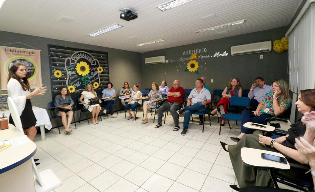 Jacqueline Assunção conduz projeto de biblioterapia com servidores da Assembleia Legislativa do Ceará