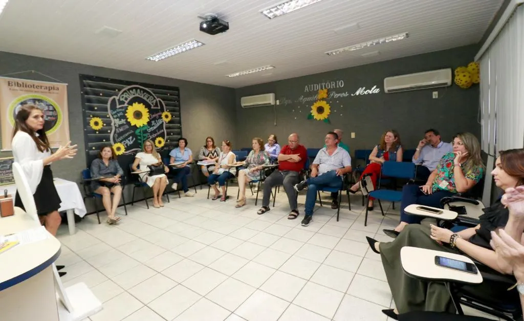 Jacqueline Assunção conduz projeto de biblioterapia com servidores da Assembleia Legislativa do Ceará. Registro anterior à pandemia de Covid-19