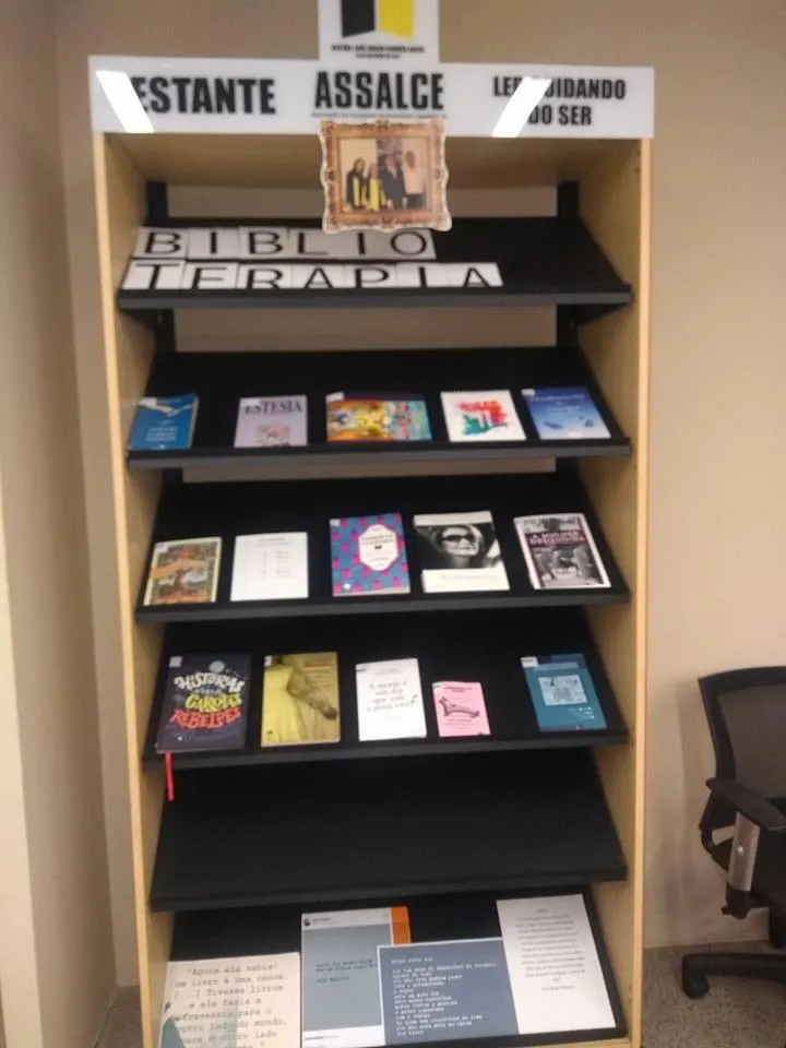 Estante de livros do projeto de biblioterapia da Assembleia Legislativa do Ceará