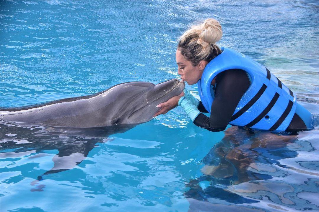 Taty Girl em mergulho com golfinho em Cancún
