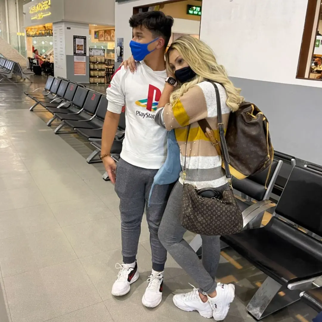 Taty Girl ao lado de um dos filhos durante viagem