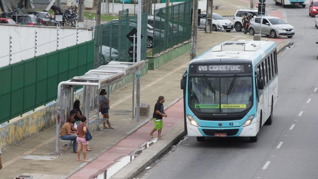 Passageiros na parada de ônibus em Fortaleza