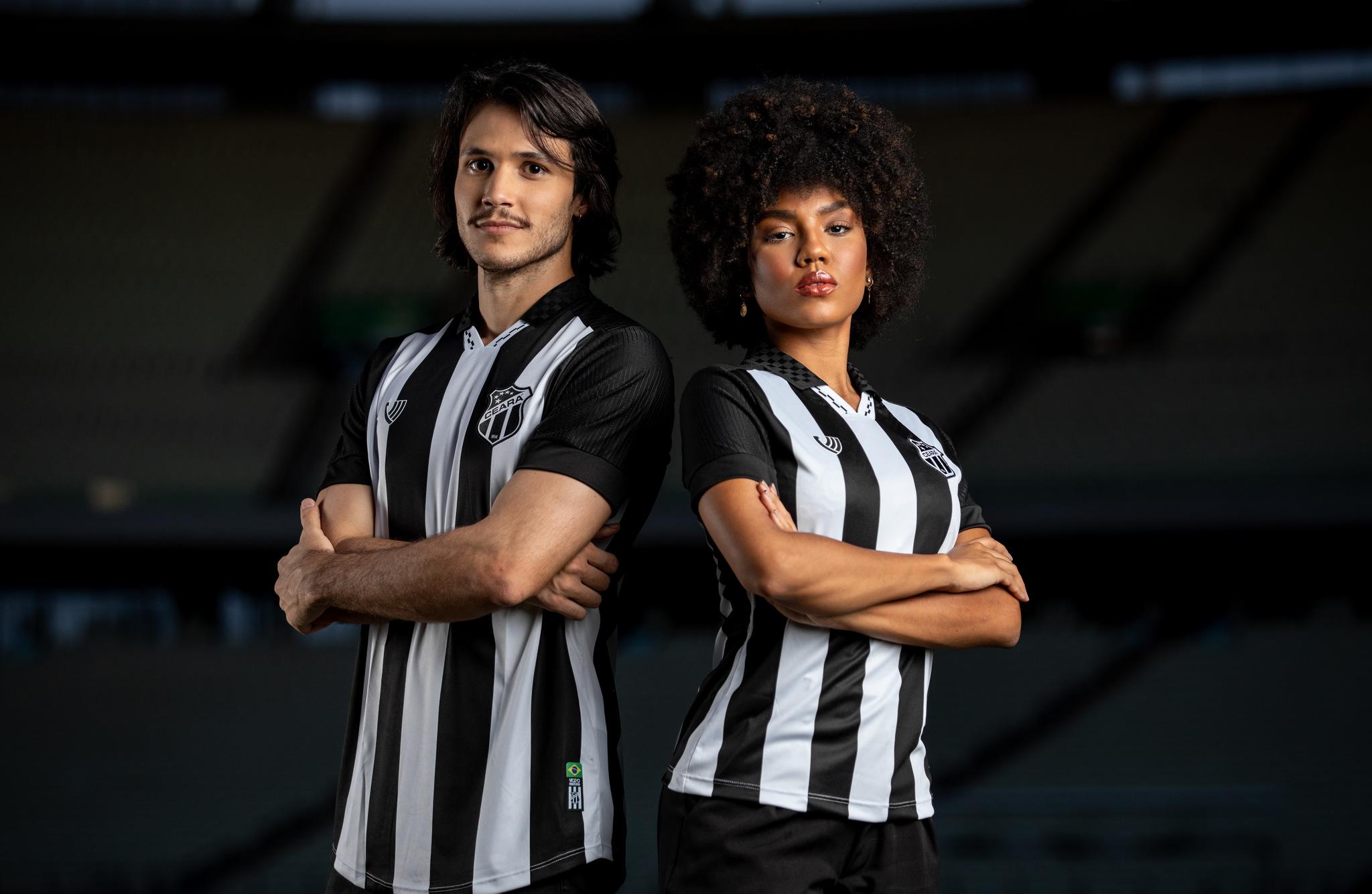 Modelos com uniforme número 1 do Ceará para a temporada de 2021