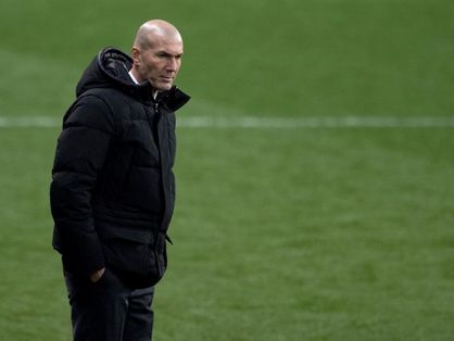 Zidane com semblante sério à beira do gramado