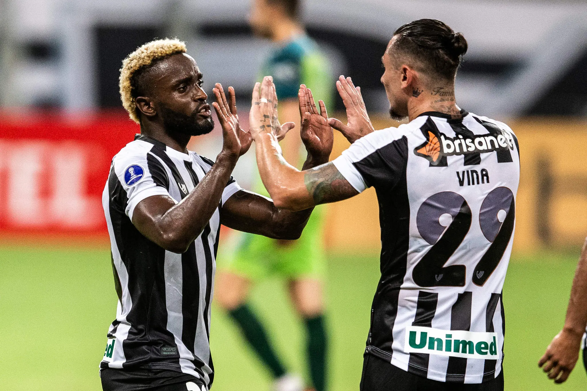 Mendoza e Vina comemoram gol do Ceará