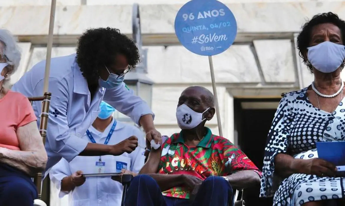 Nelson Sargento tomando vacina contra a Covid-19