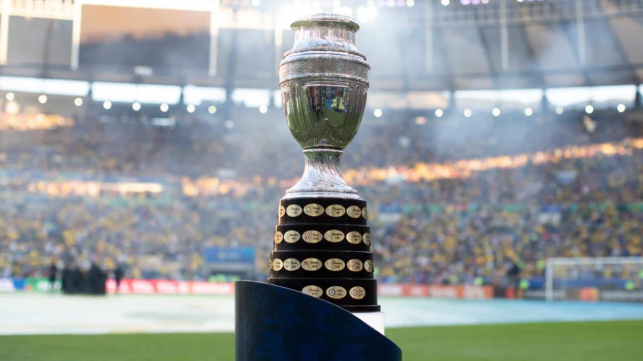 Taça da Copa América dentro de estádio de futebol
