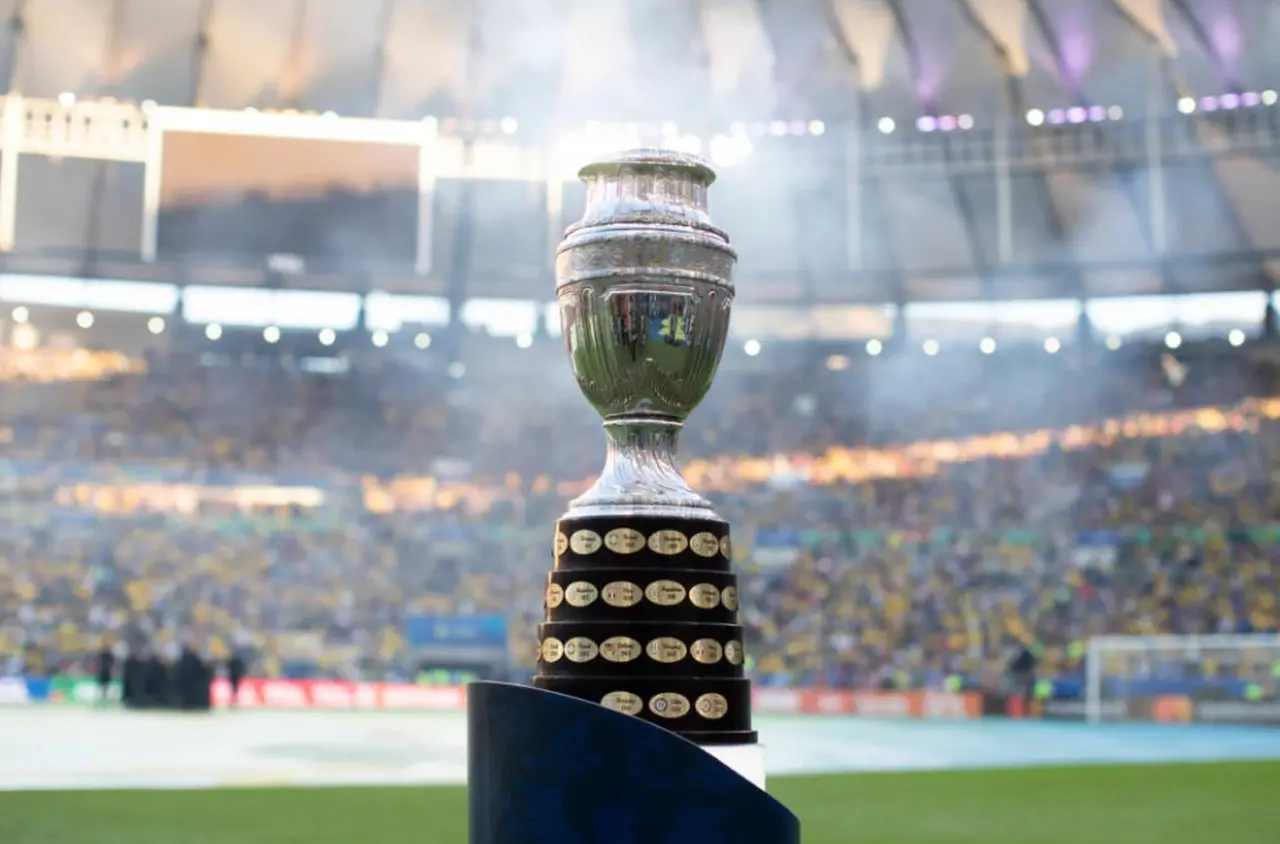 Taça da Copa América dentro de estádio de futebol