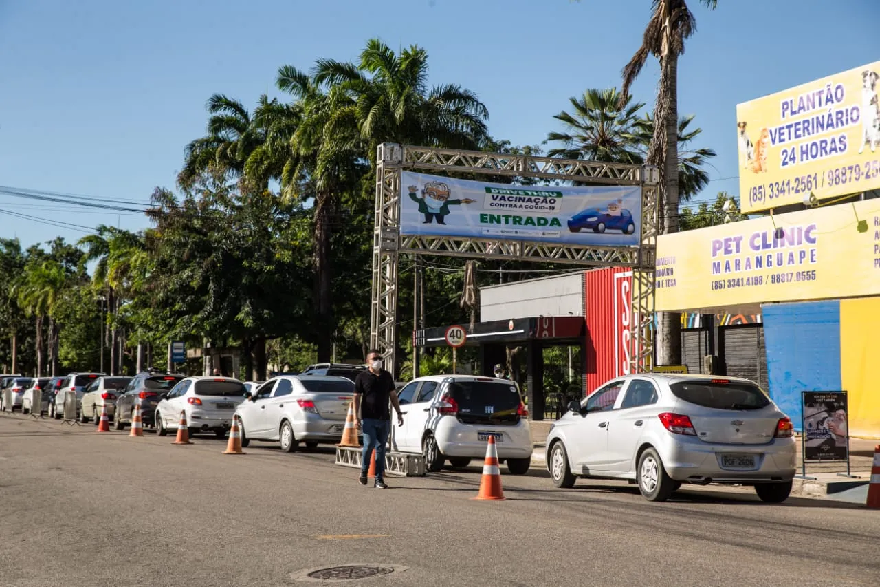 Na tarde desta quinta-feira, os professores receberam a vacina em um drive-trhu instalado em frente ao paço municipal