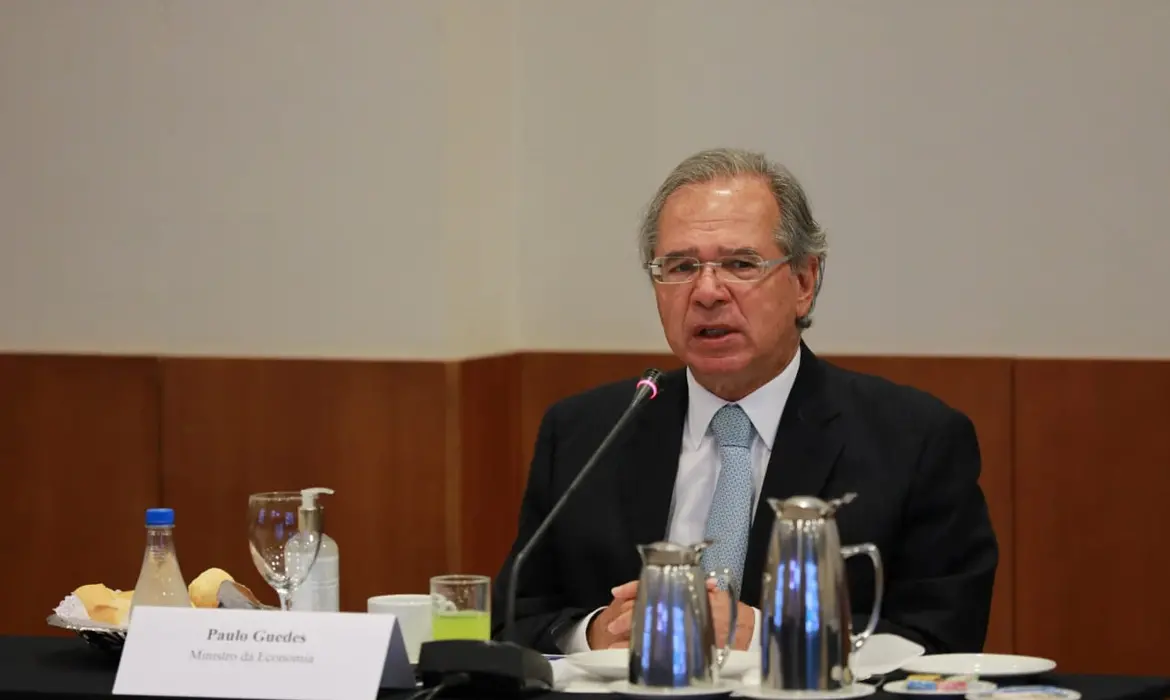 paulo guedes durante evento