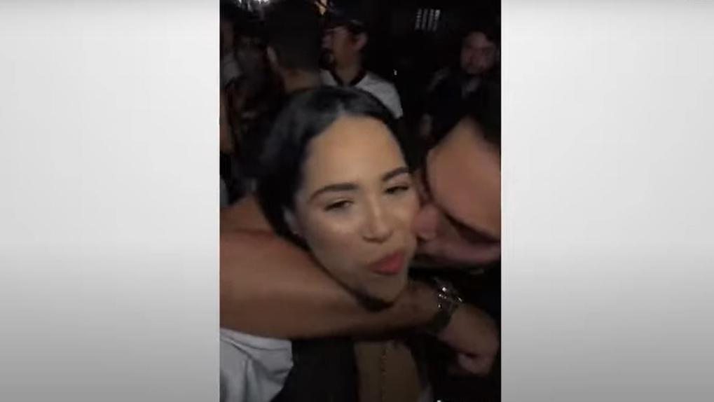 jovem é beijada por homem durante festa