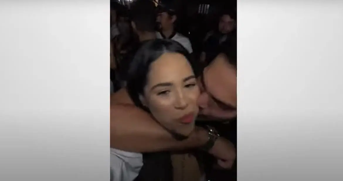 jovem é beijada por homem durante festa