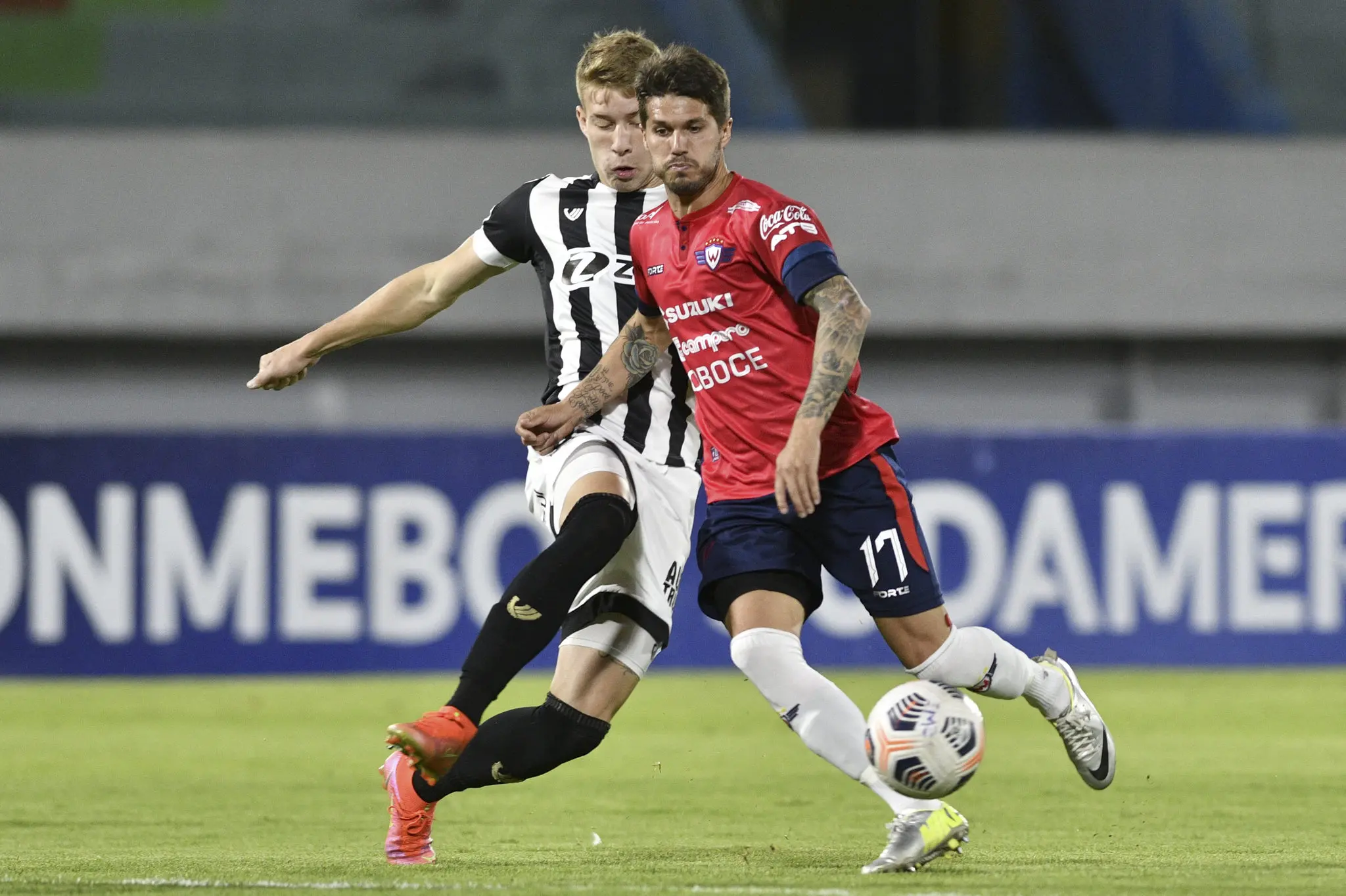 Jogadores do Ceará e Jorge Wilstermann disputando a bola