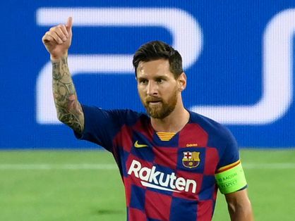 Messi faz sinal de positivo em jogo do Barcelona
