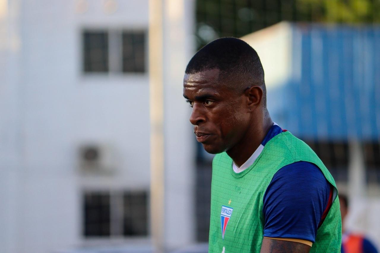 Benevenuto com semblante sério em treino do Fortaleza