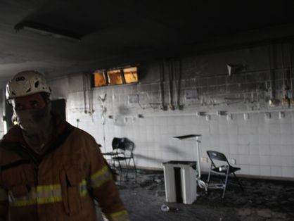 Bombeiro atua em Hospital Municipal Zona Norte Doutor Nestor Piva, em Aracaju, Sergipe, após incêndio