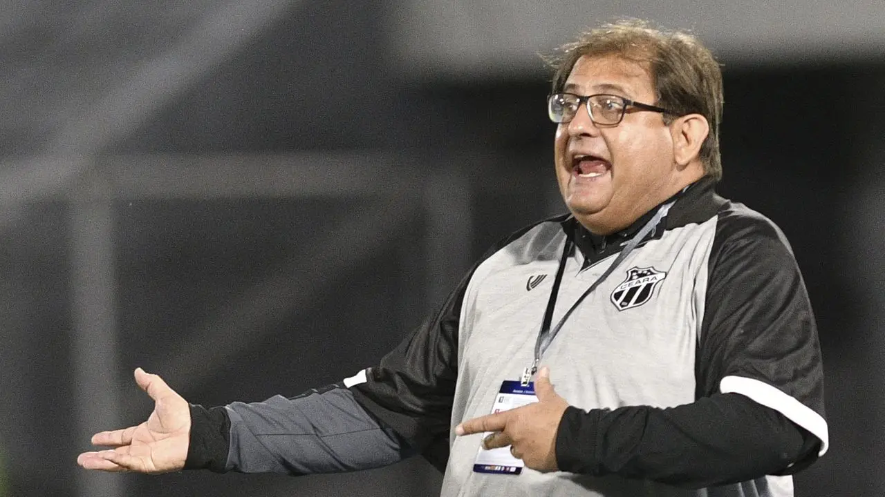 Imagem de Guto Ferreira à beira do gramado, gesticulando