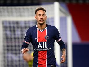 Neymar jogando com camisa do clube francês Paris Saint-Germain