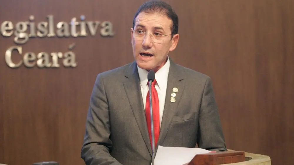 Adail Carneiro é acusado de liderar esquema desvio de recursos públicos, fraudes em licitações e lavagem de dinheiro