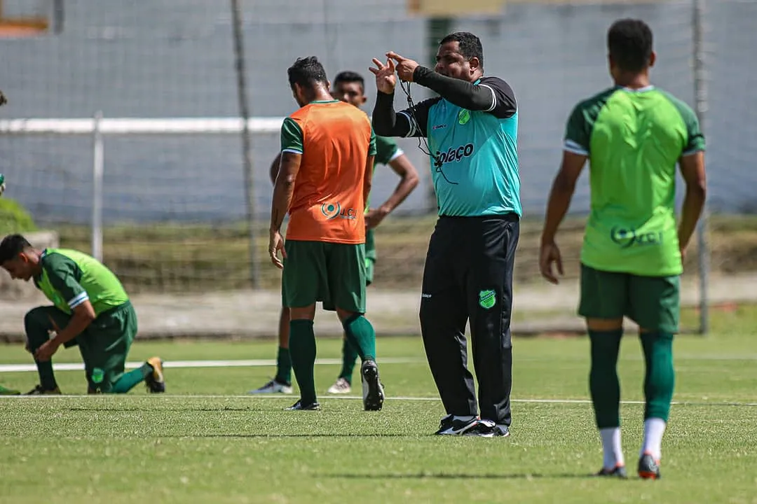 O técnico Leston Junior fez um trabalho excelente no Floresta na temporada 2020, conquistando o acesso para a Série C e levando o Verdão a decidir a Série D, ficando com o vice-campeonato