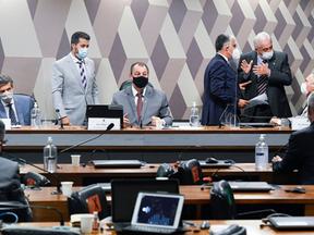 Políticos reunidos durante realização de sessão da CPI da Covid
