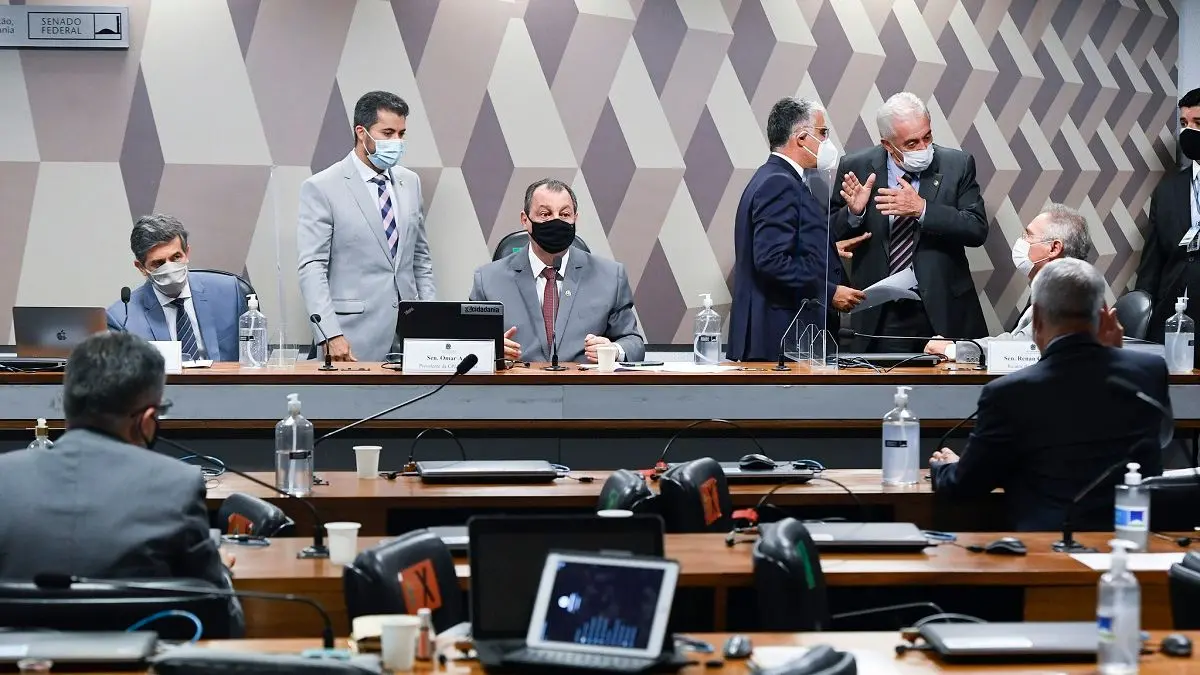 Políticos reunidos durante realização de sessão da CPI da Covid