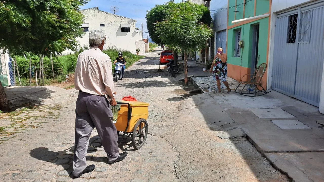 Desde 2002, Erivaldo Alencar percorre as ruas de Acopiara vendendo picolé