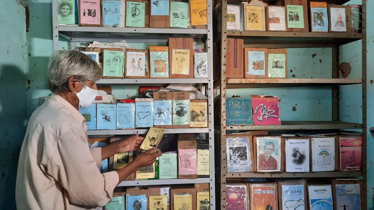 Erivaldo não vende seus livros. Quando visita uma escola em alguma palestra, faz questão de depositá-lo para seu acervo
