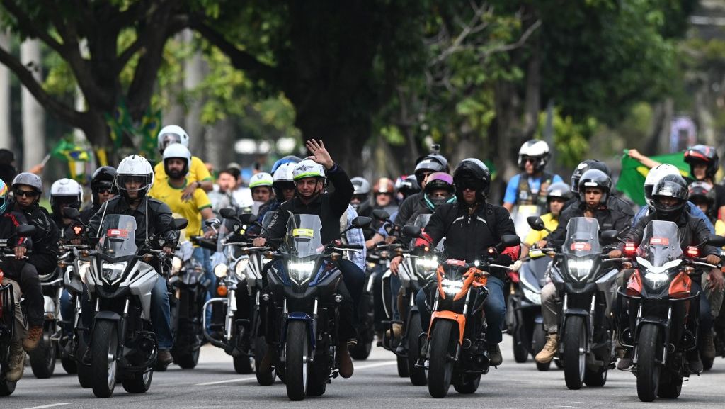 Jair Bolsonaro durante passeio de moto no Rio de Janeiro, no último domingo (23)
