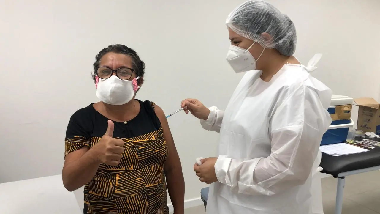 Professores da rede pública e privada recebem imunização contra a Covid-19