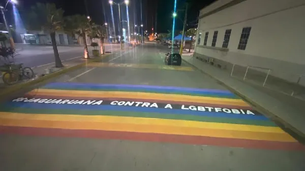 A faixa simbólica fica na Av. Simão de Góis, ao lado da sede da Prefeitura de Jaguaruana.