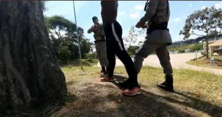 Policiais apontam arma e algemam ciclista que fazia manobras, em Goiás