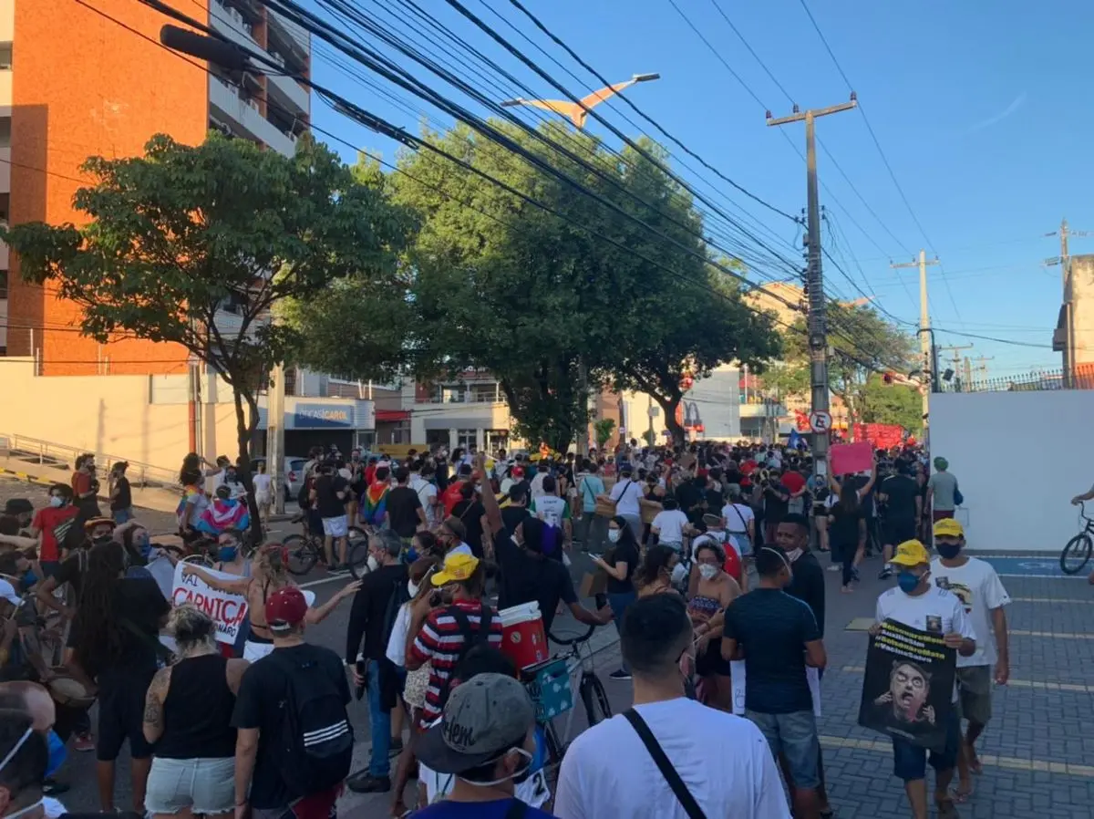 manifestantes marchando em protesto contra Bolsonaro em Fortaleza