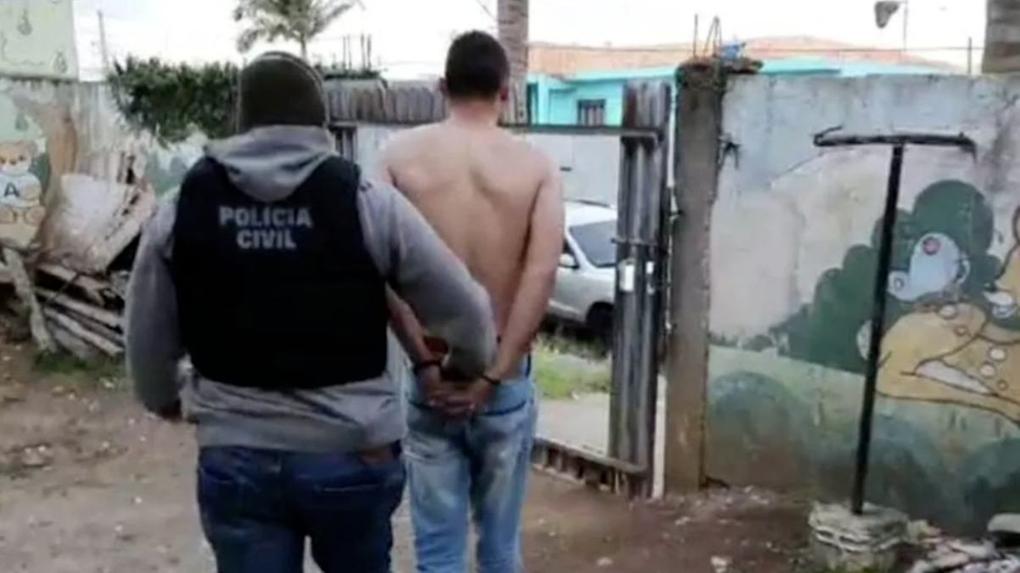 Momento da prisão de homem que assassinava gays no Paraná