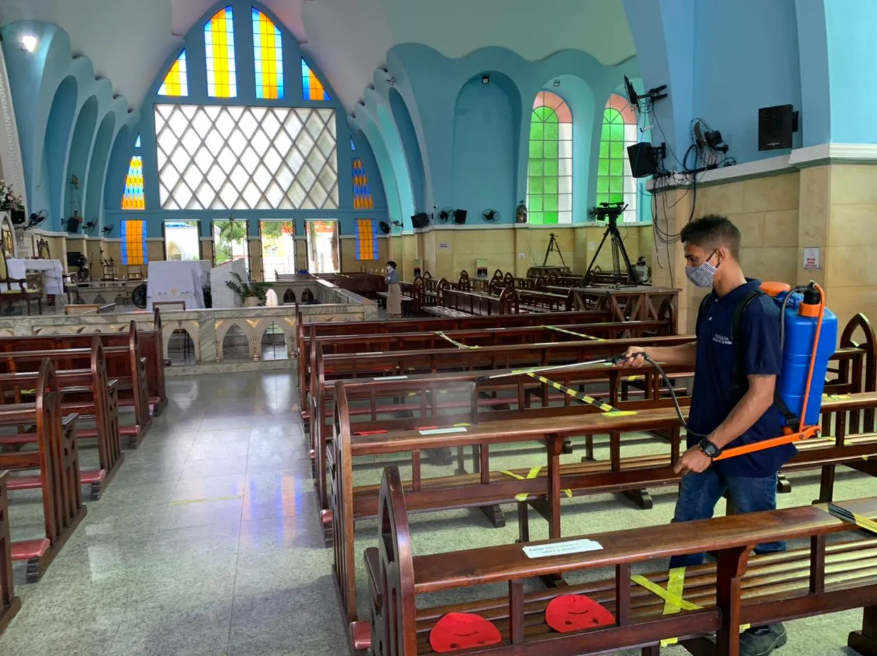 Igreja de Fátima tem desinfecção de bancos entre celebrações eucarísticas.