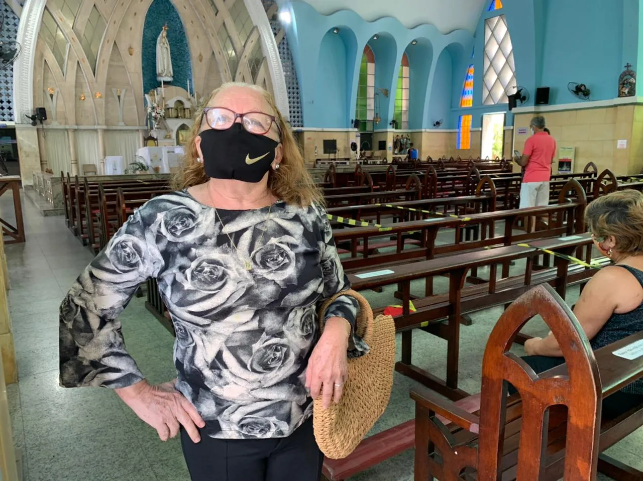 Laís Diniz celebra volta presencial à igreja.