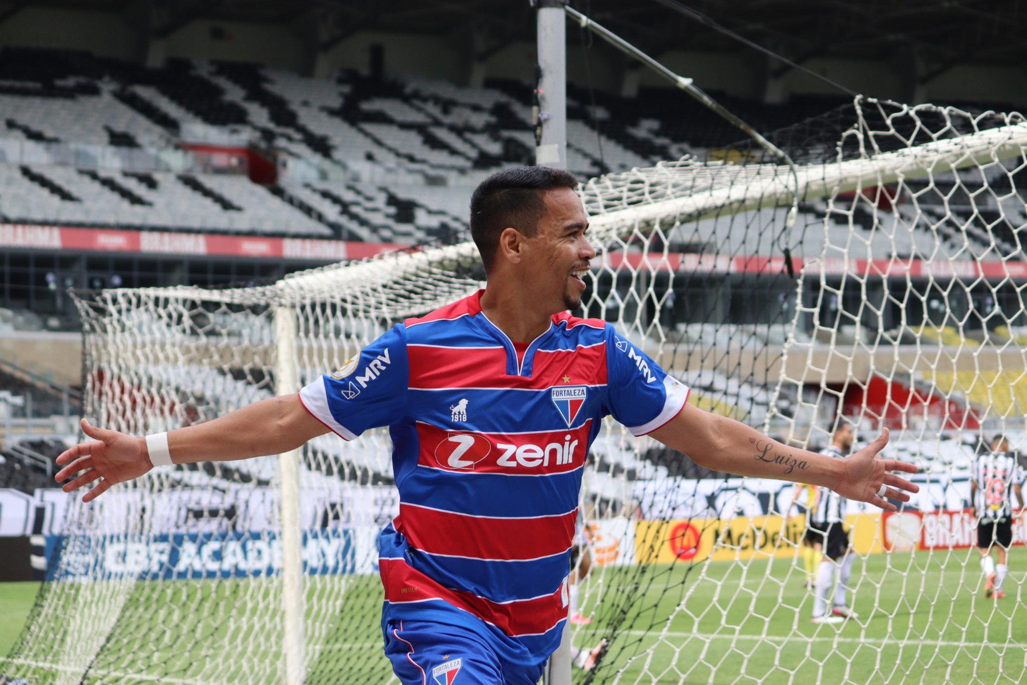 Yago Pikachu comemora gol do Fortaleza contra ao Atlético-MG