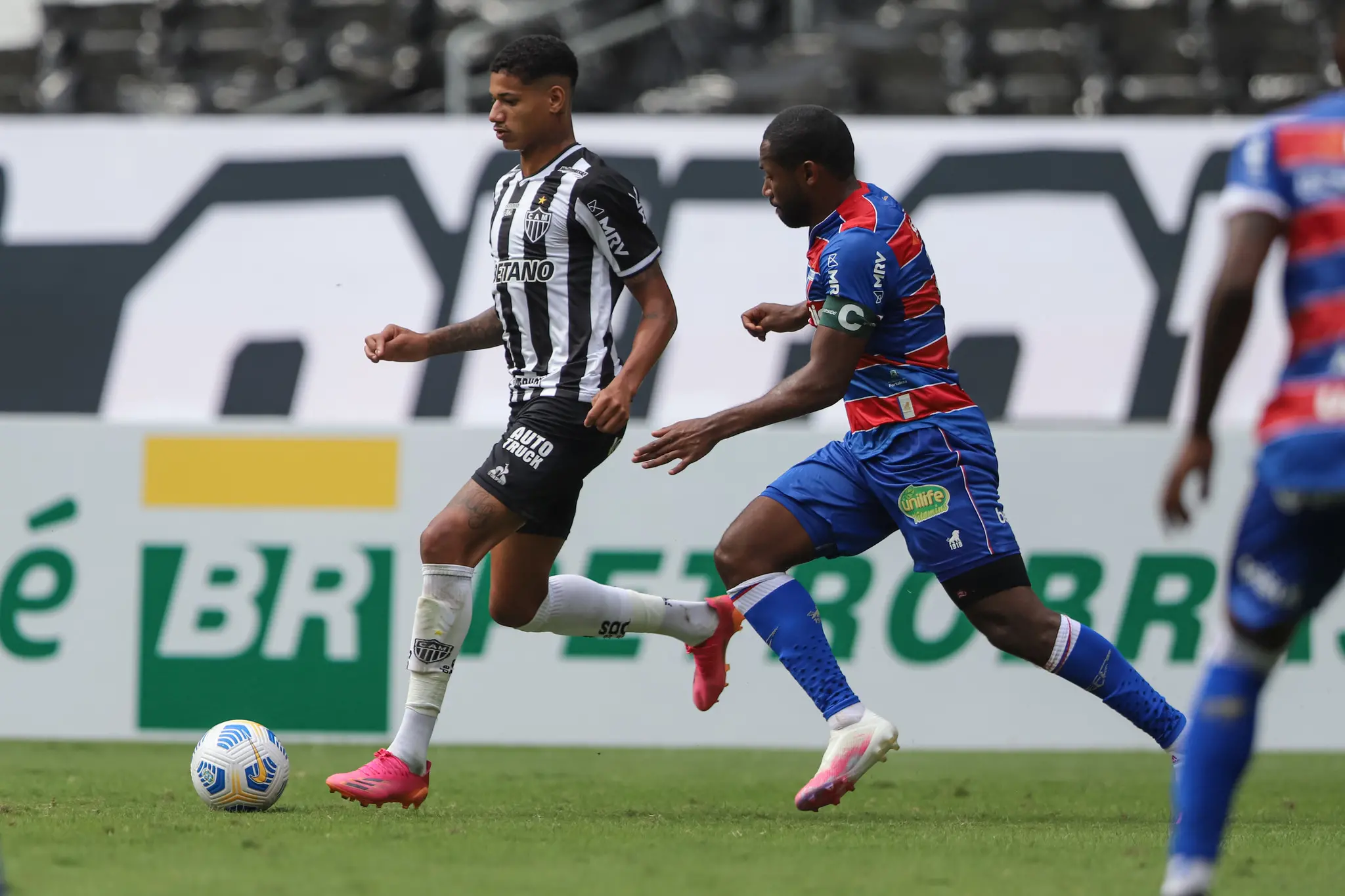 Jogador Tinga, do Fortaleza, marca Marrony, do Atlético-MG