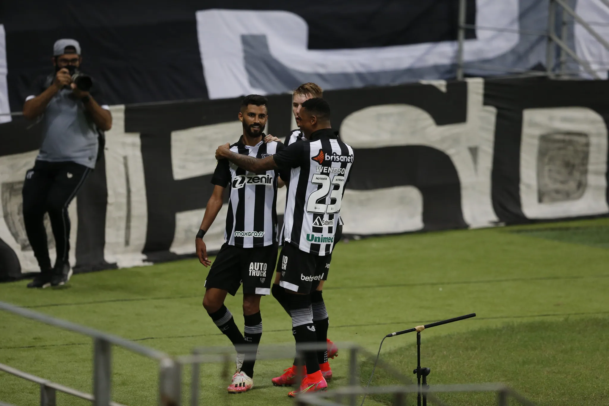 Jorginho comemora gol que deu a vitória ao Alvinegro
