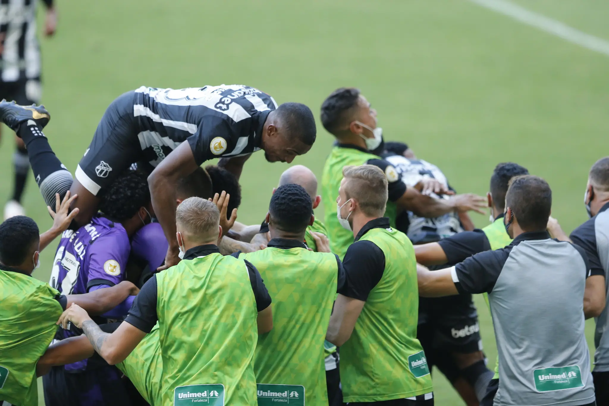 Jogadores do Ceará comemoram gol marcado