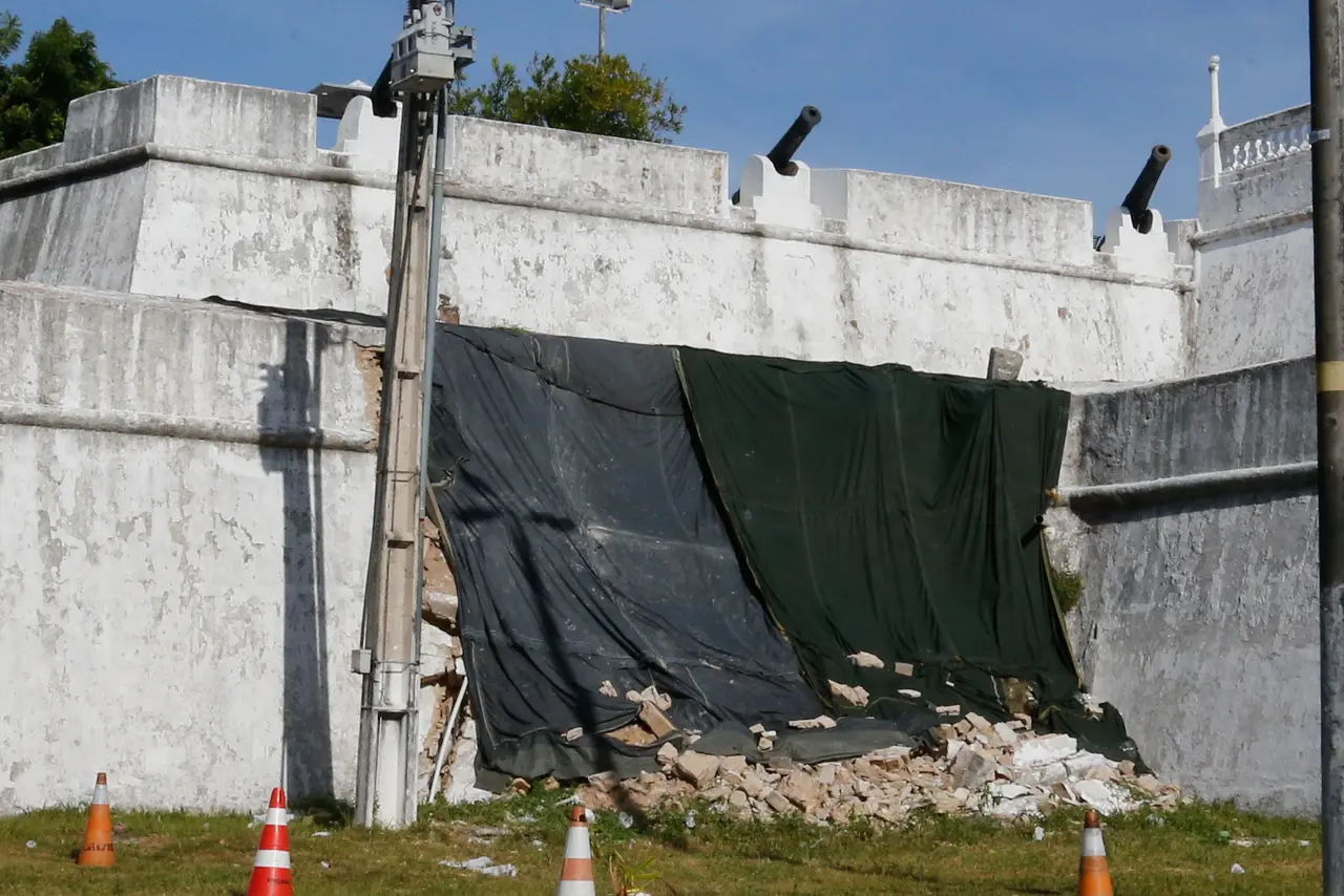 Muralha da Fortaleza de Nossa Senhora de Assunção foi coberta com lona
