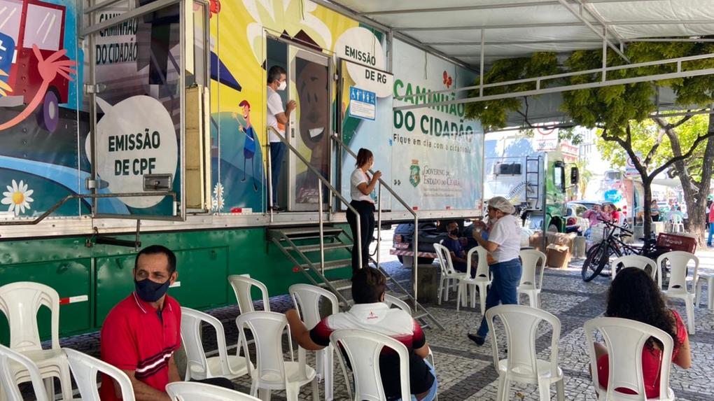 Equipamento itinerante da Prefeitura de Fortaleza vacina pessoas em situação de rua