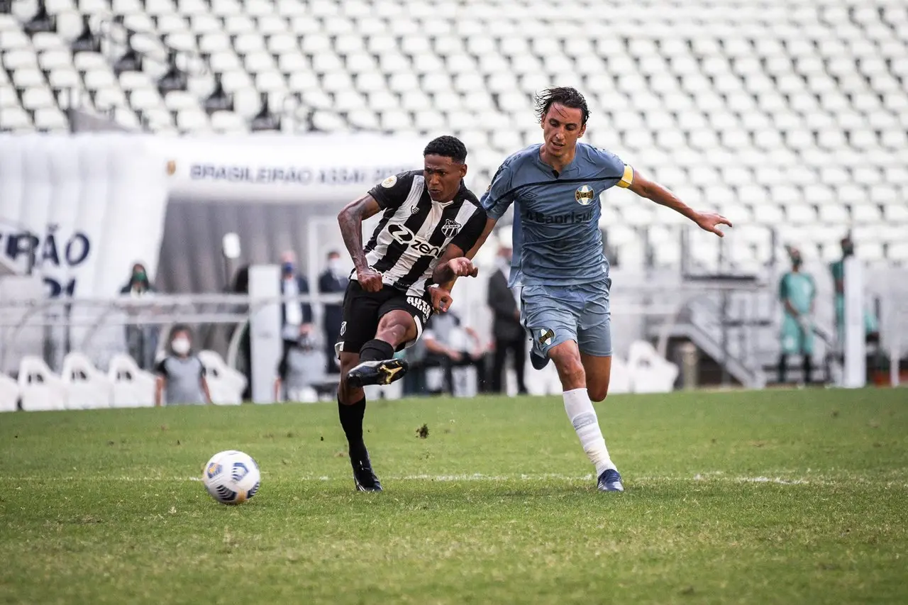 Rick e Geromel disputam bola na Arena Castelão