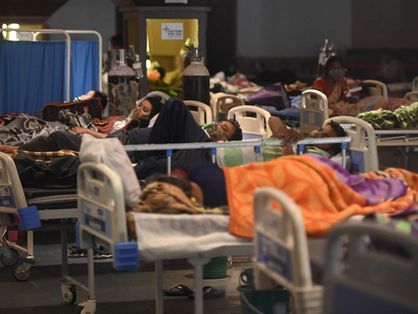 Hospital lotado de pacientes na Índia