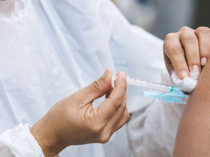 pessoa recebendo vacina contra a covid-19