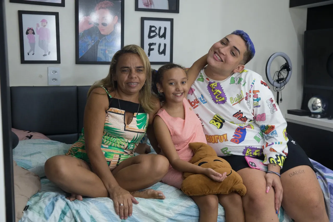 A mãe Ariete apoia a carreira do filho e até entra nas brincadeiras em vários vídeos postados nas redes sociais