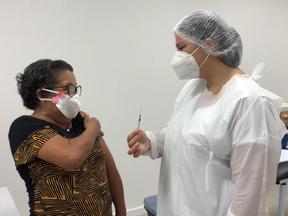 Em Fortaleza, a vacinação de profissionais da educação teve início no último sábado (29).