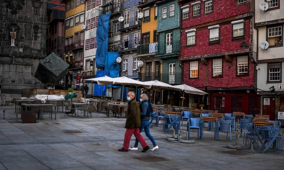 casal caminha em rua do Porto, em Portugal